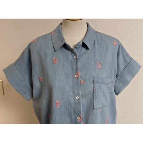 Court & Rowe Blue Chambray Floral Embroidered Short Sleeve Button-Up Shirt M - Picture 2 of 12